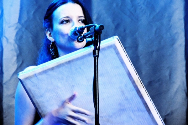 As que tocan o pandeiro tamén queren ir bailar: baile, música tradicional e xénero